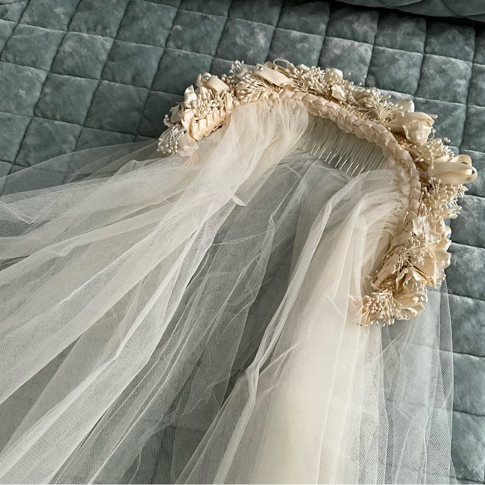 Elegant Cream Bridal Veil with Floral Headpiece - Picture 5 of 7